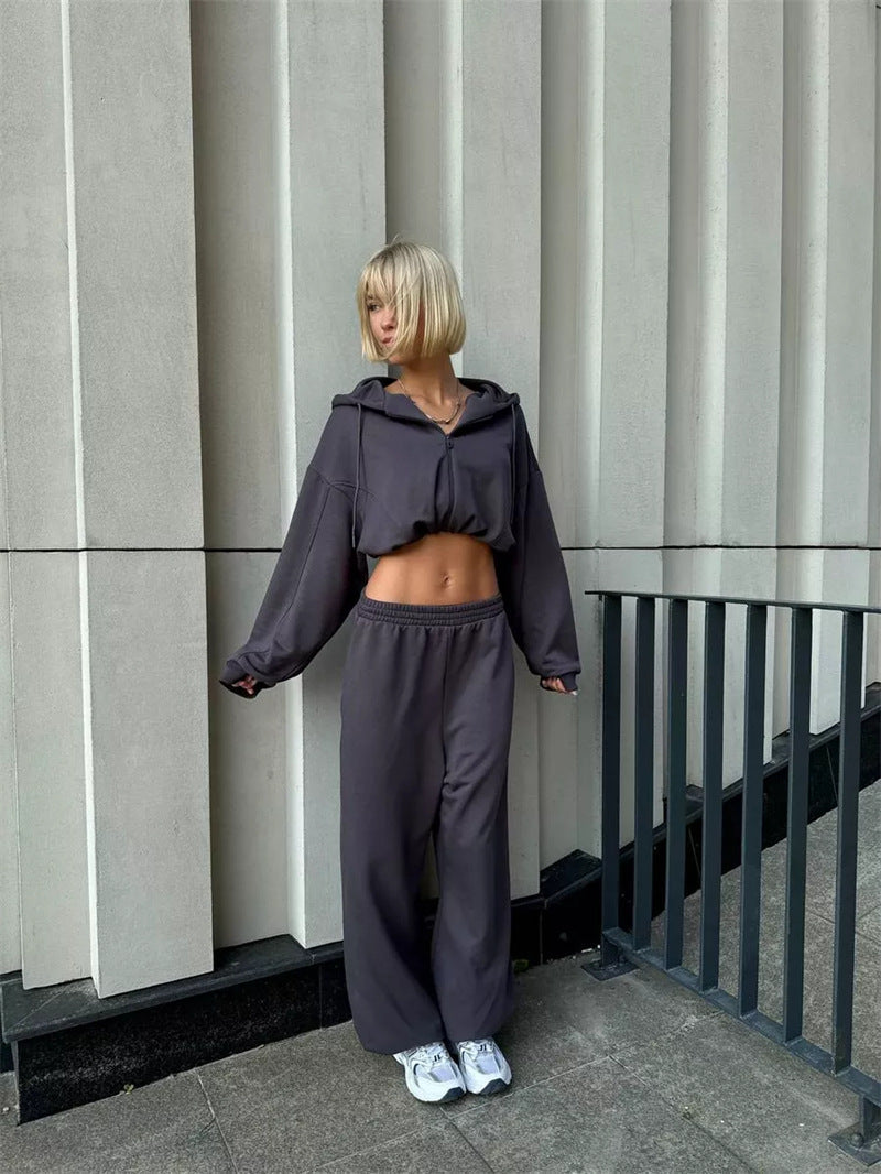 Damen lässiges Sportoutfit mit cropped Kapuzenjacke und weiter Hose WW