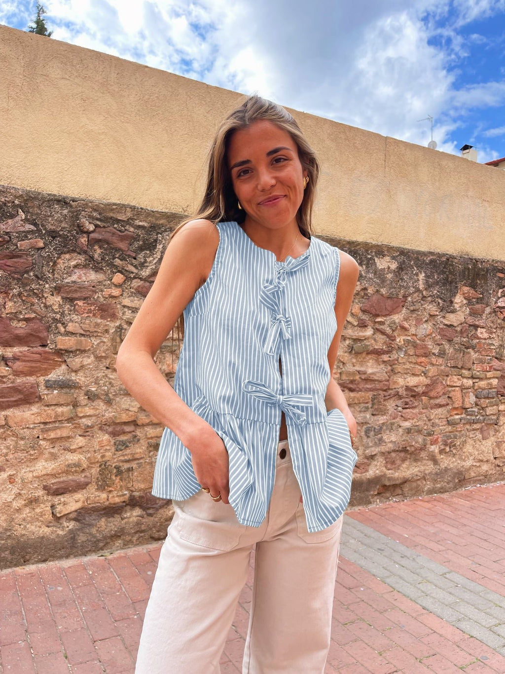 Damen Verspieltes Blusentop mit Bindeakzenten und Taschen WW