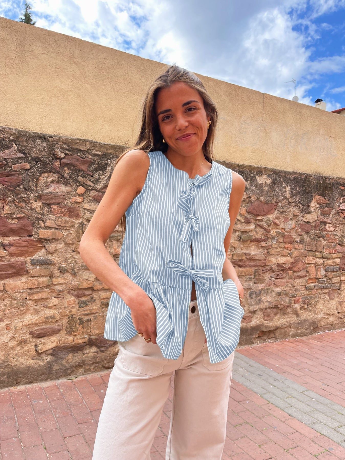 Damen Verspieltes Blusentop mit Bindeakzenten und Taschen WW