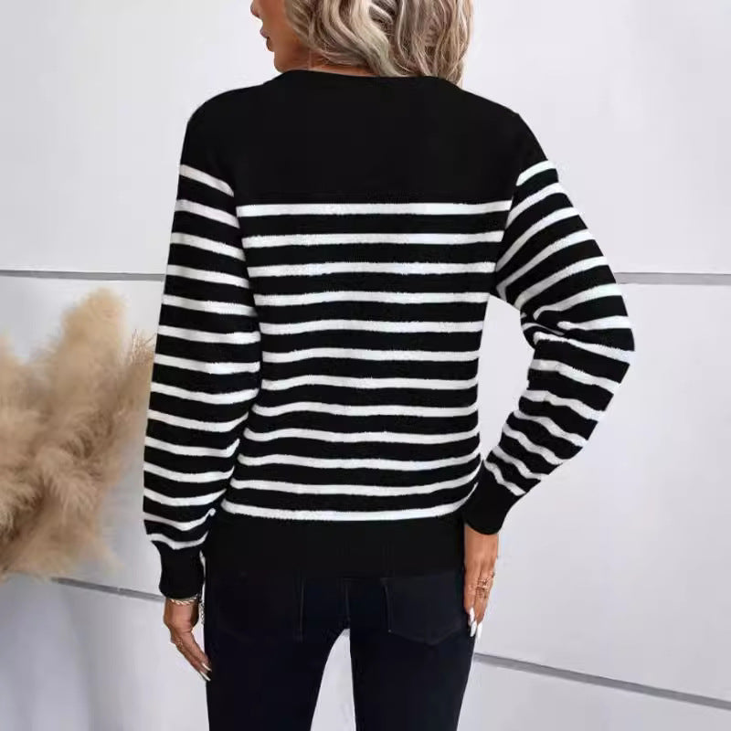 Damen gestreifter Pullover mit dekorativen Knopfdetails und Rundhalsausschnitt WW