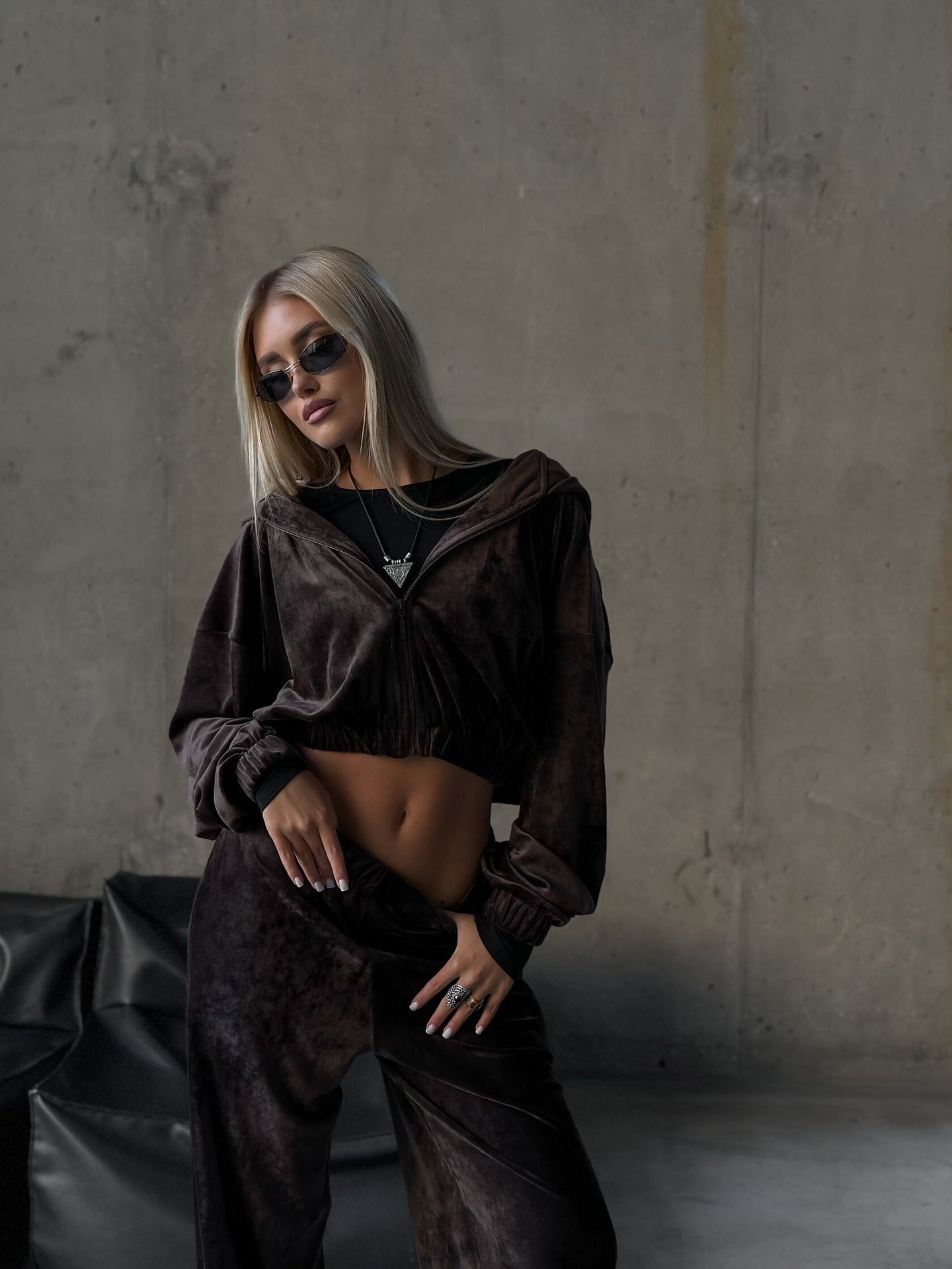 Damen sportliches Velours-Loungewear-Set mit praktischer Kapuze und elastischen Bündchen WW