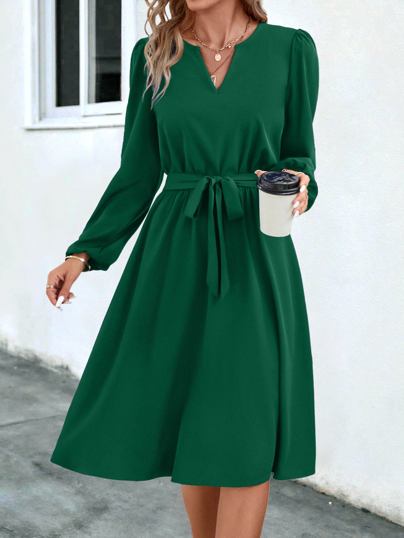 Damen Midi-Kleid mit figurbetontem Taillengürtel und elegantem V-Ausschnitt WW