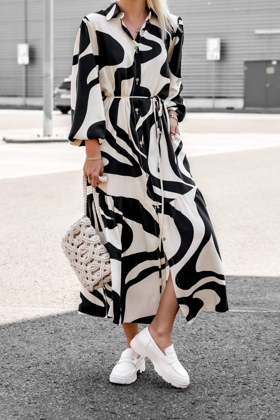 Damen Maxikleid mit modernem Muster und praktischem Taillengürtel WW