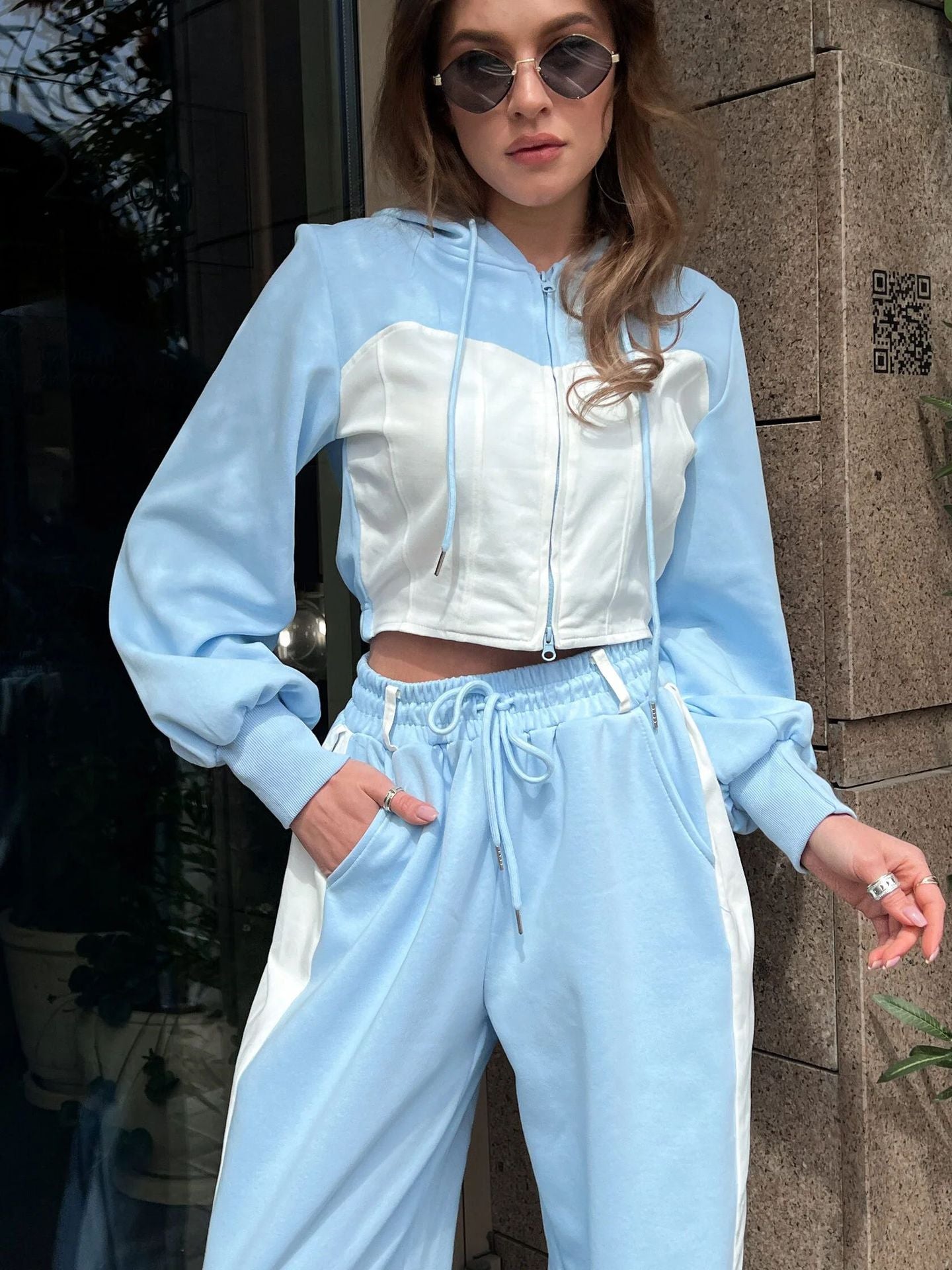 Damen sportliches Set mit cropped Kapuzenjacke und weitem Hosen WW