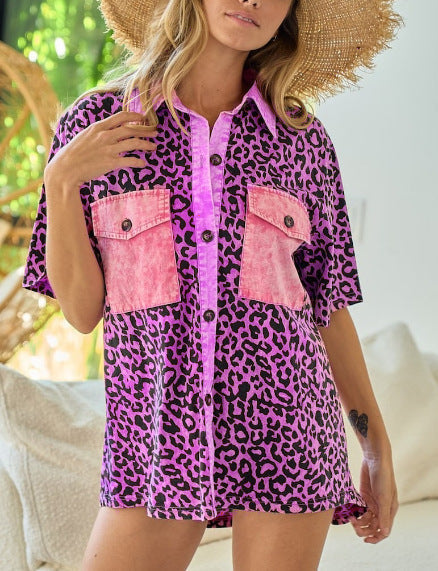 Damen Oversized Kurzarm-Hemd mit Animal-Print und kontrastierenden Taschen WW