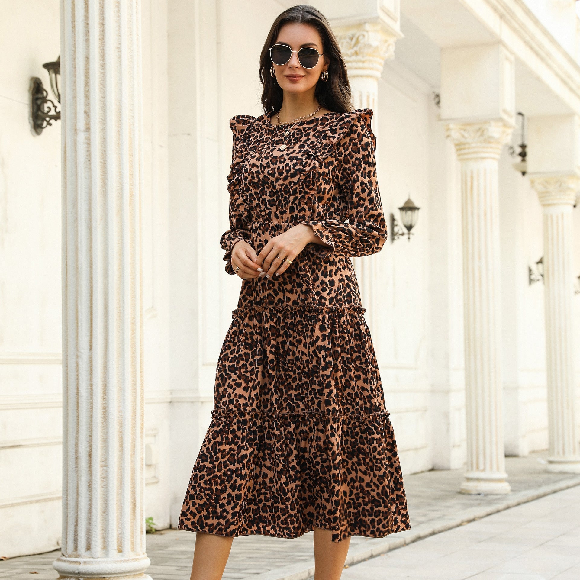 Damen Maxikleid mit raffinierten Rüschendetails und modischem Tiermuster WW