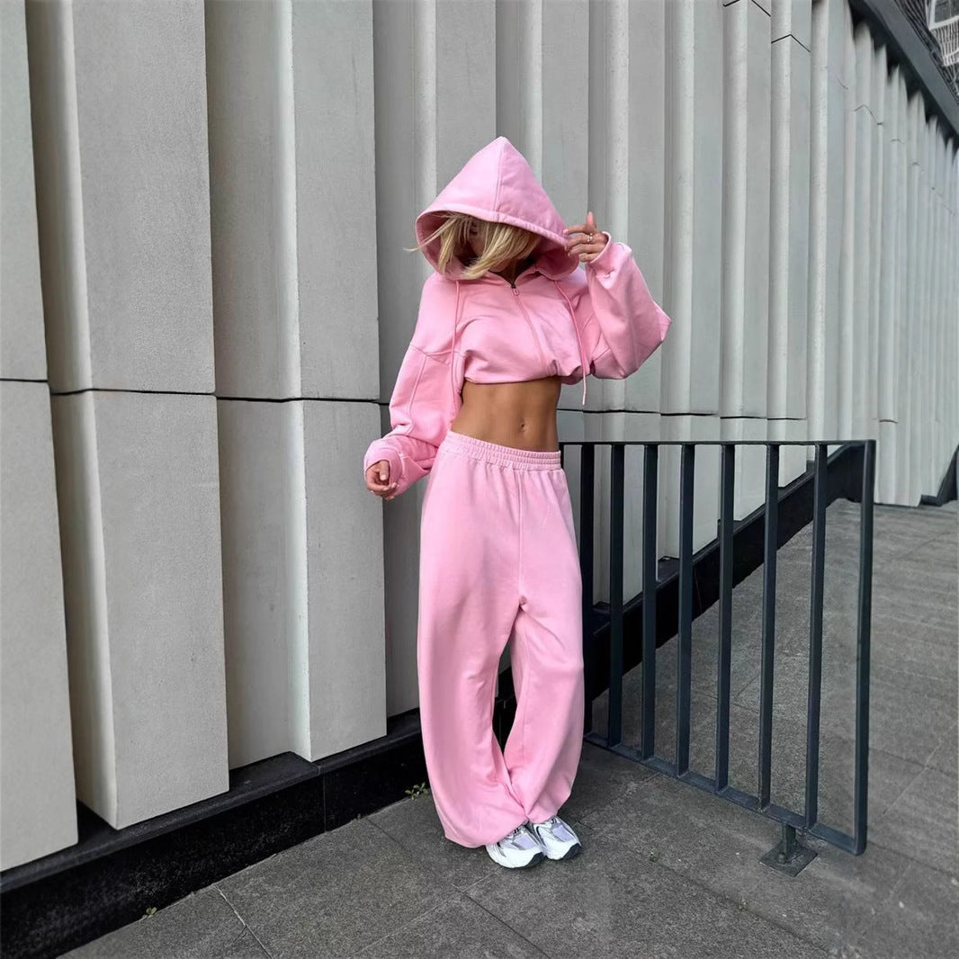 Damen lässiges Sportoutfit mit cropped Kapuzenjacke und weiter Hose WW