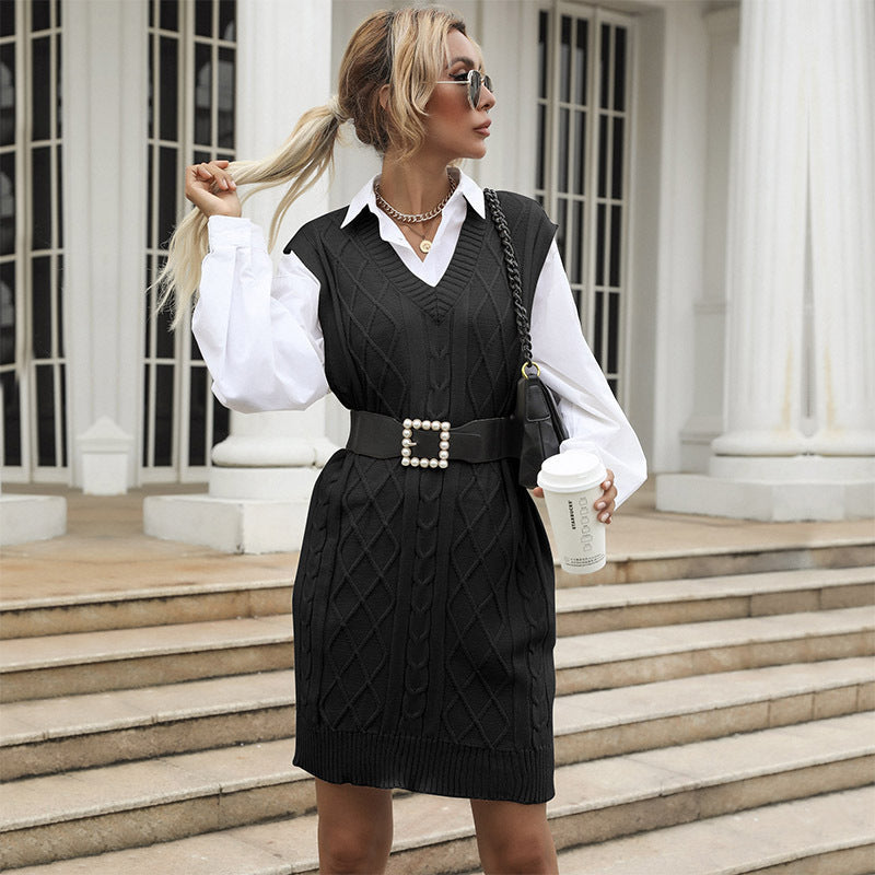 Damen Strickkleid mit modernem Zopfmuster und elegantem V-Ausschnitt WW