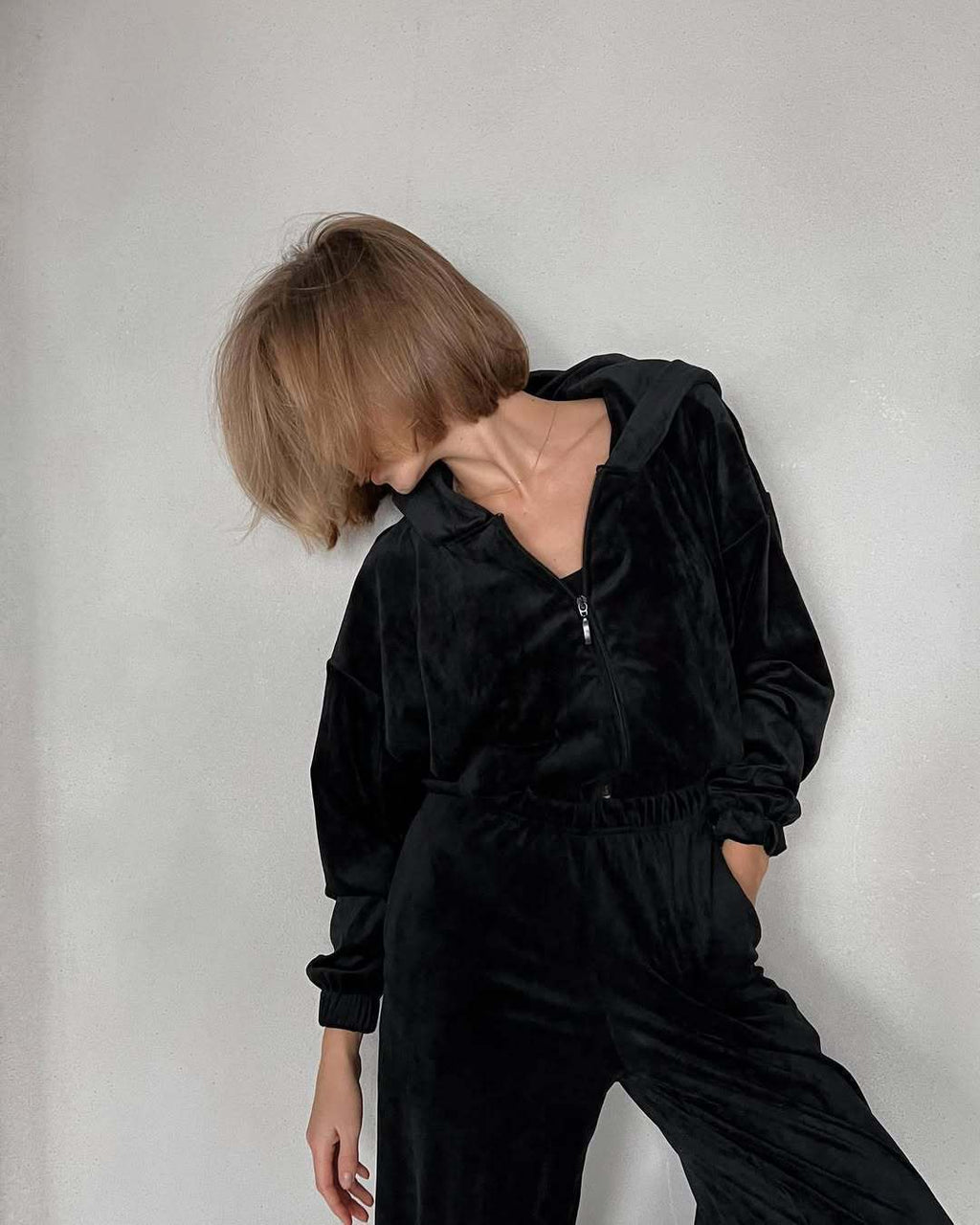 Damen sportliches Velours-Loungewear-Set mit praktischer Kapuze und elastischen Bündchen WW