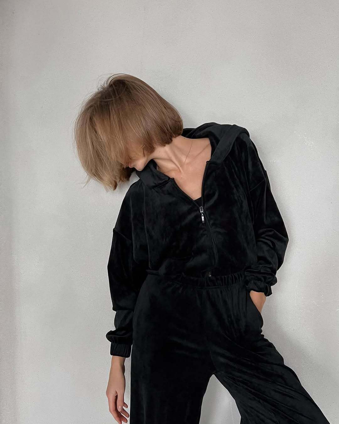 Damen sportliches Velours-Loungewear-Set mit praktischer Kapuze und elastischen Bündchen WW