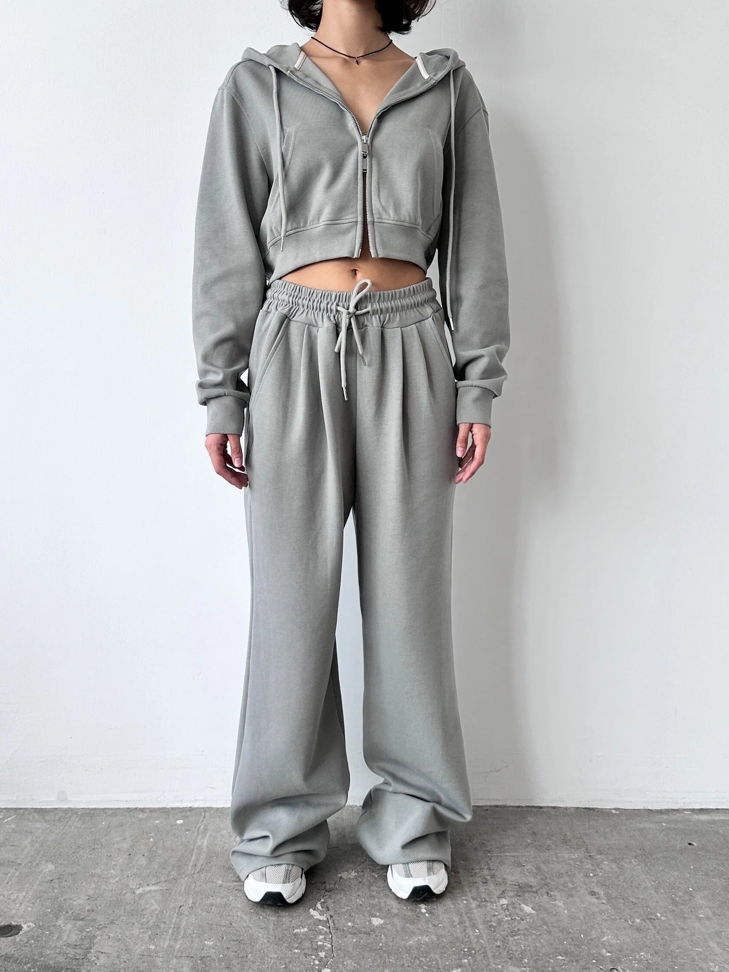 Damen cropped Hoodie und bequeme Jogginghose mit hohem Bund WW