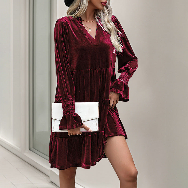 Damen Velvet-Kleid mit V-Ausschnitt und voluminösem Rüschendesign WW