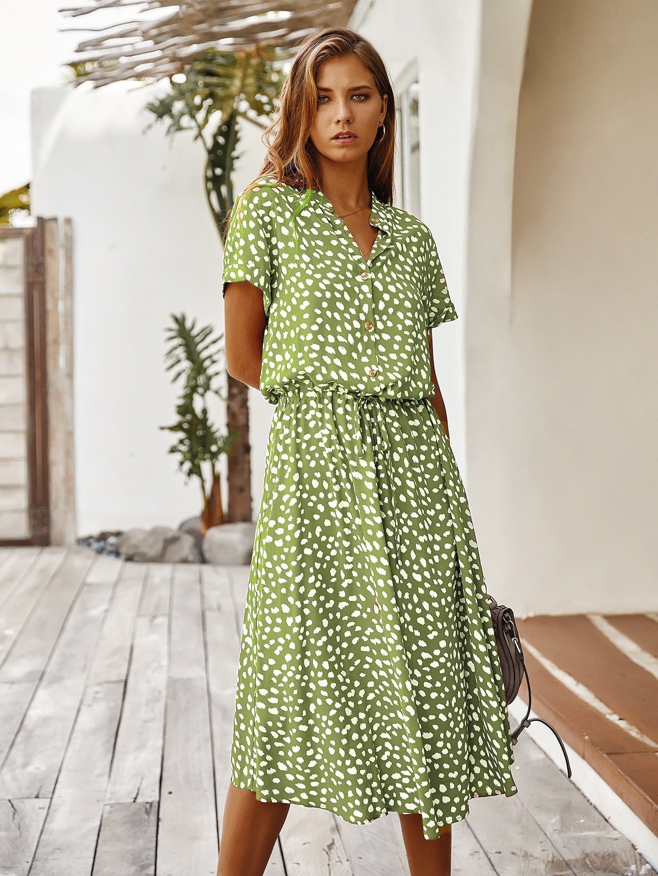 Damen Kurzarmkleid mit modernen Punkten und Taillenzug WW