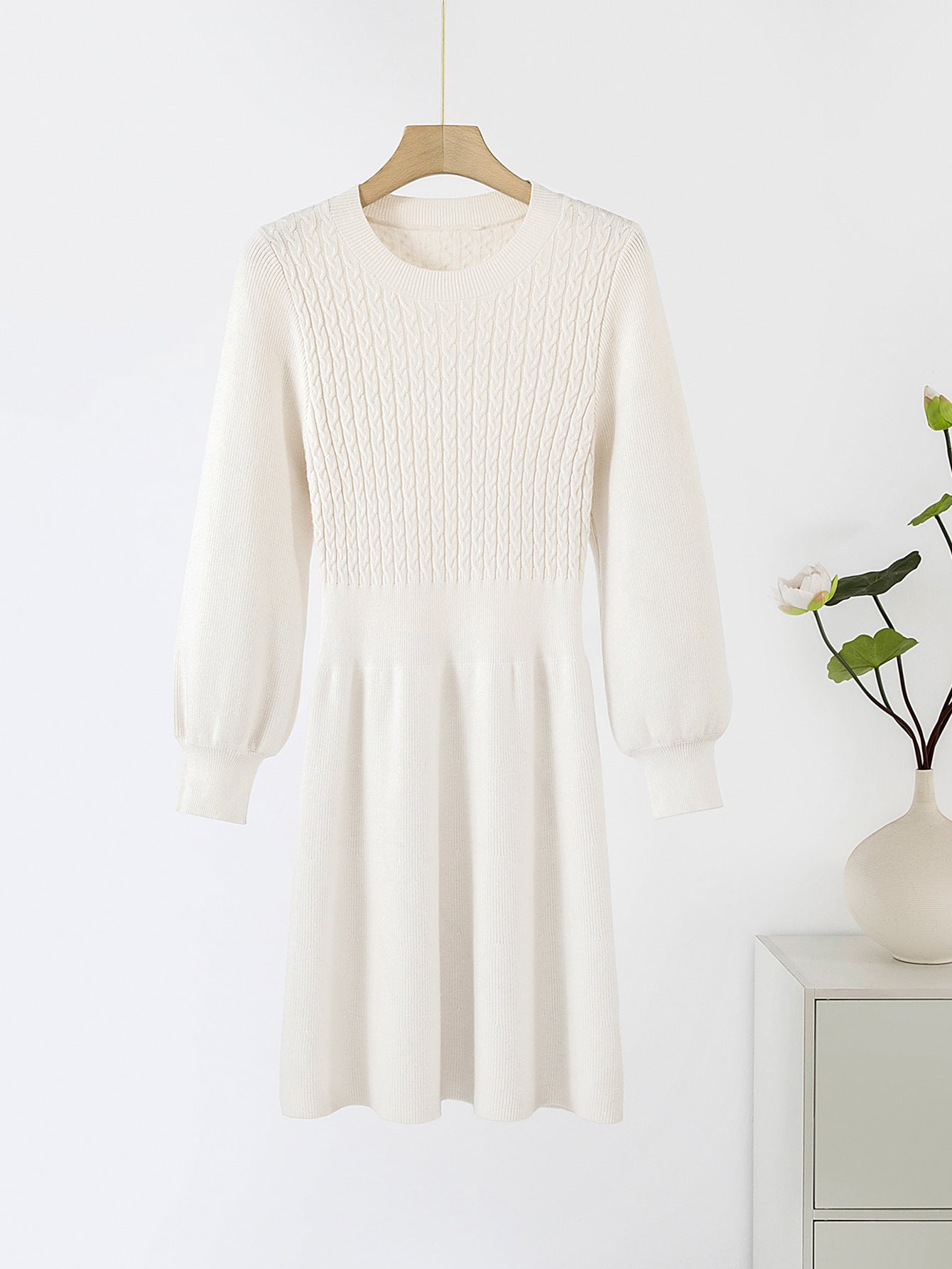 Damen Strickkleid mit voluminösen Ärmeln und strukturiertem Oberteil WW
