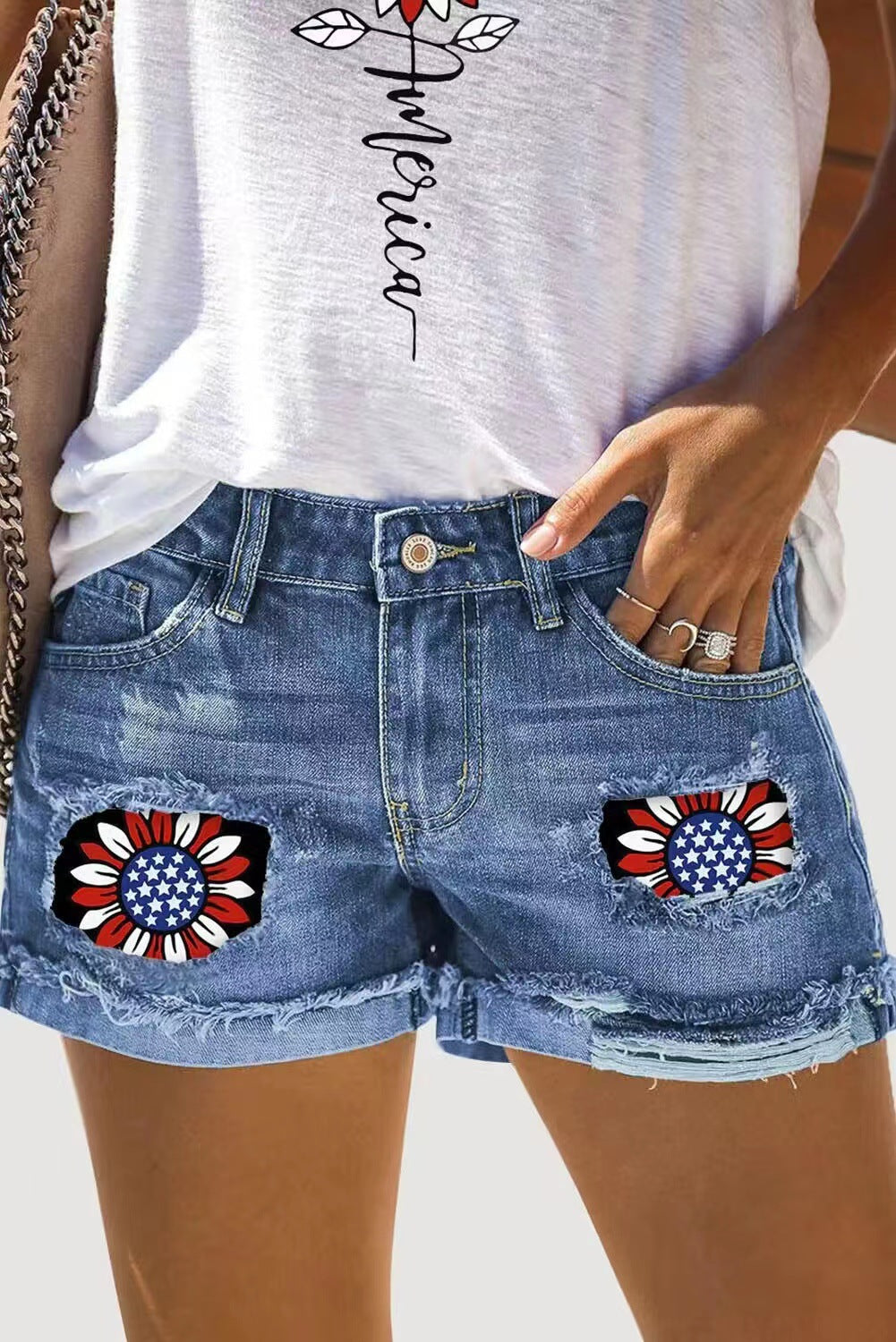 Damen Jeans-Shorts mit einzigartigen Blumen-Patch und modischem Distressed-Look WW