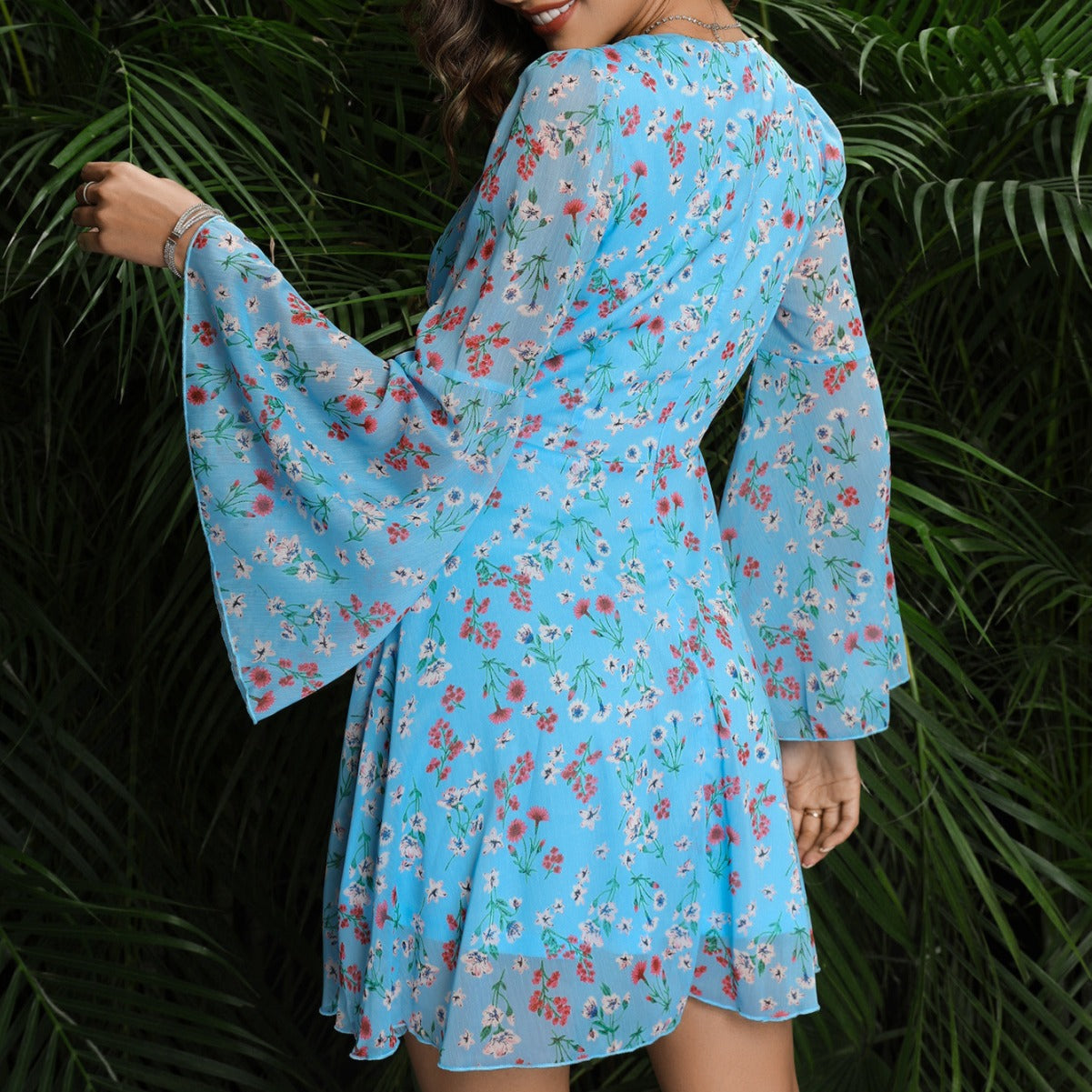 Damen Verspieltes Blumenkleid mit weiten Ärmeln und tiefem V-Ausschnitt WW