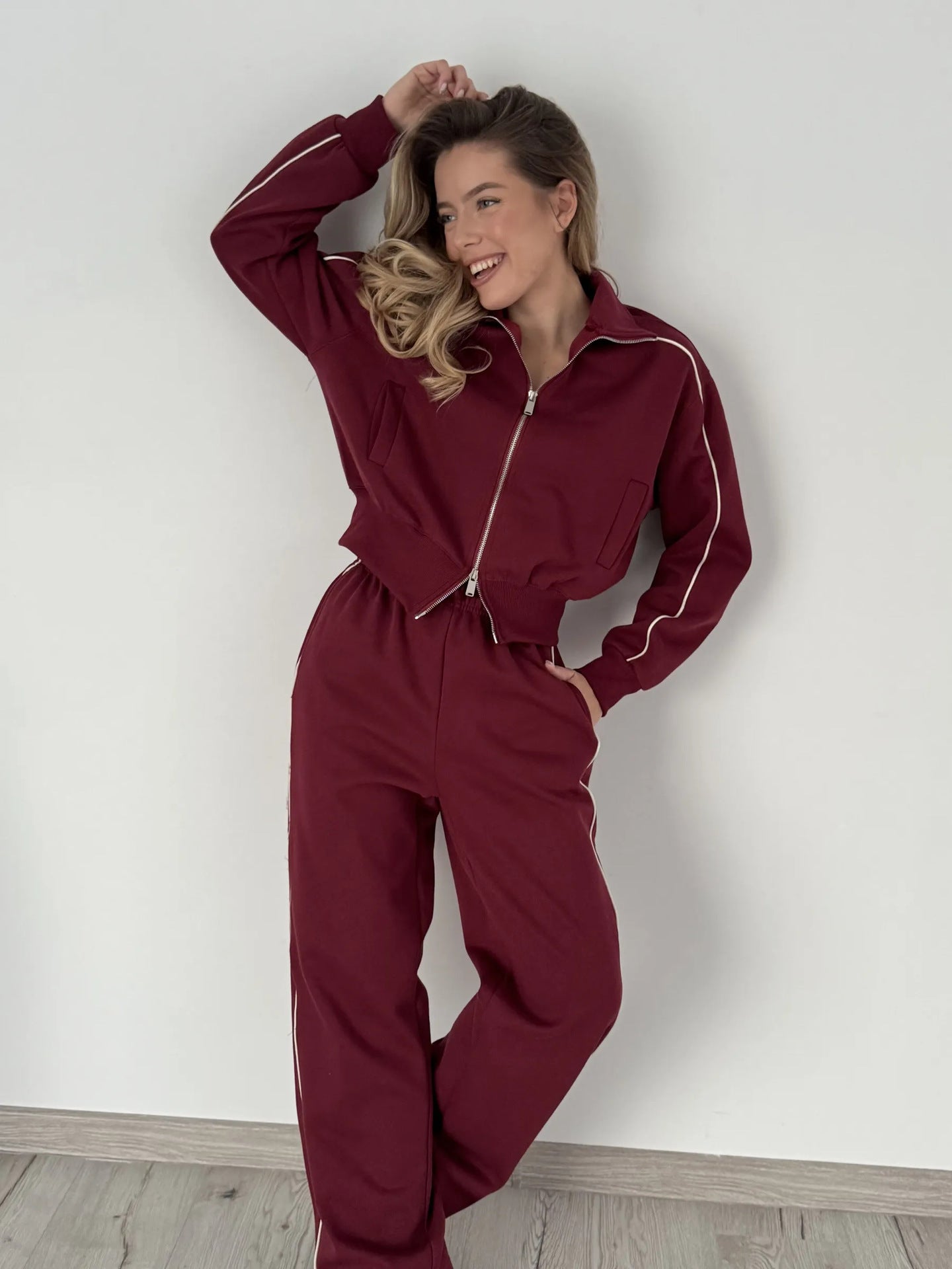 Damen sportliches Fleece-Set mit praktischen Reißverschlusstaschen und elegantem Schnitt WW