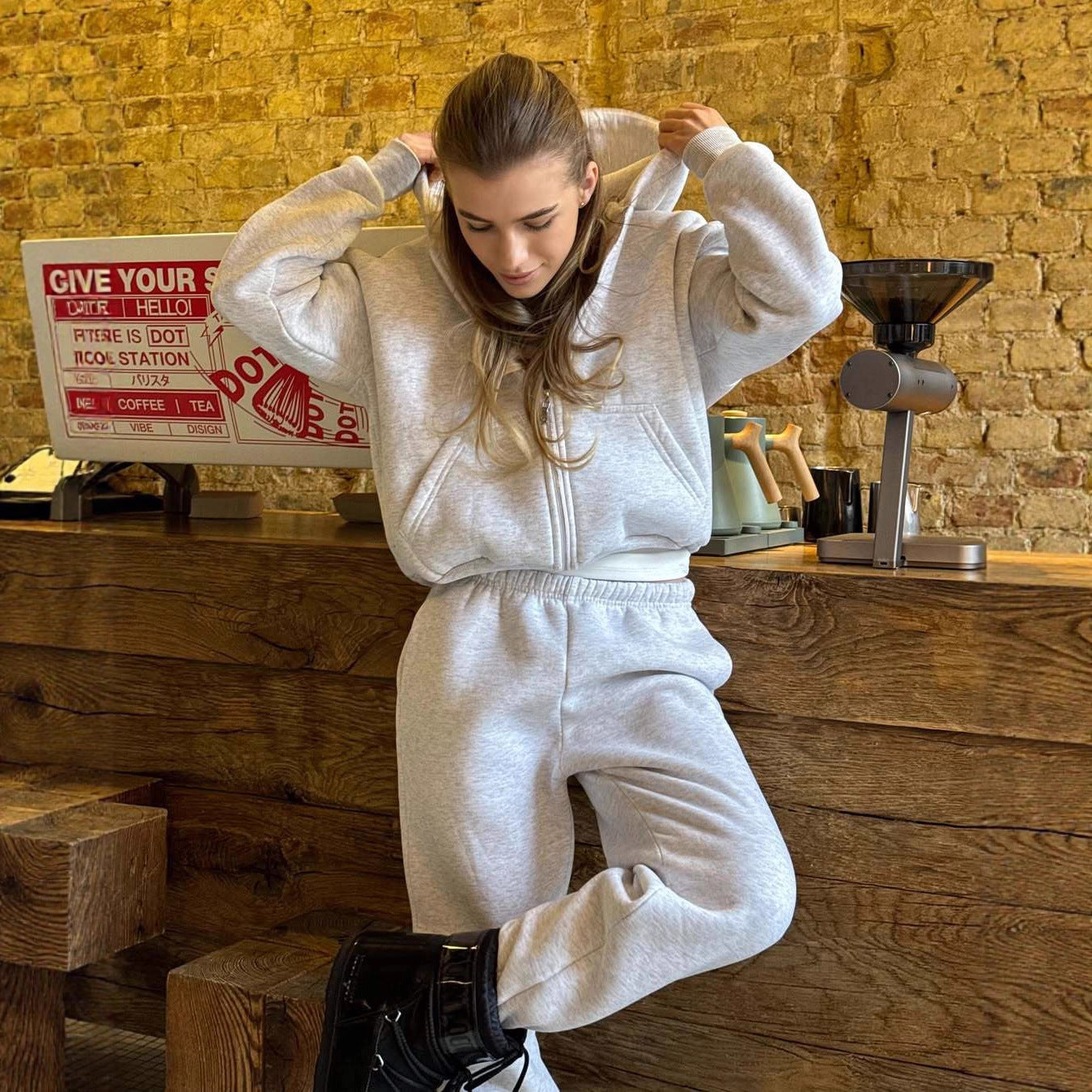 Damen stylish cropped Kapuzenjacke mit praktischen Taschen und bequemer Jogginghose WW