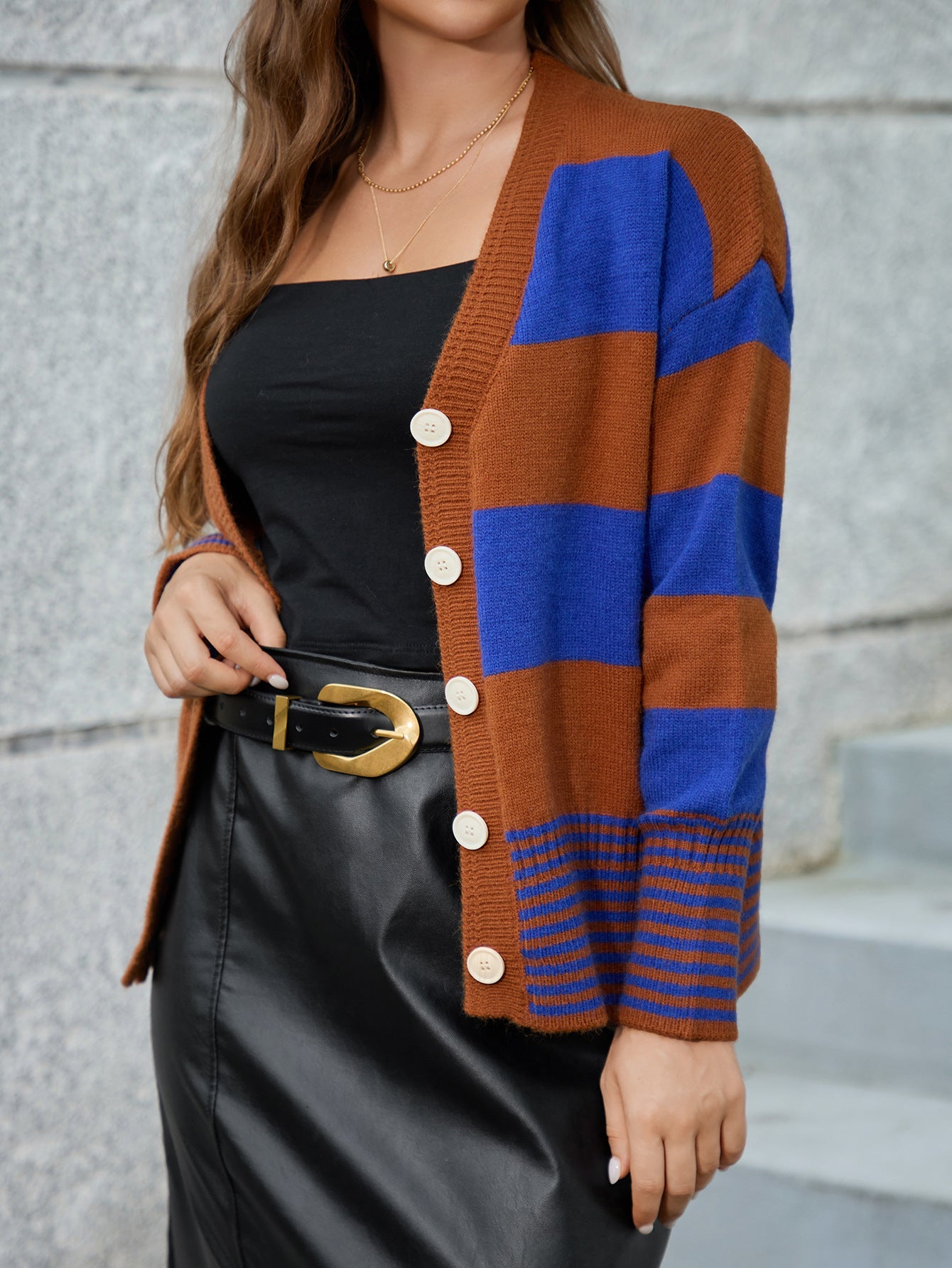 Damen Langarm-Strickjacke mit modernen Streifen und Knopfdetails WW