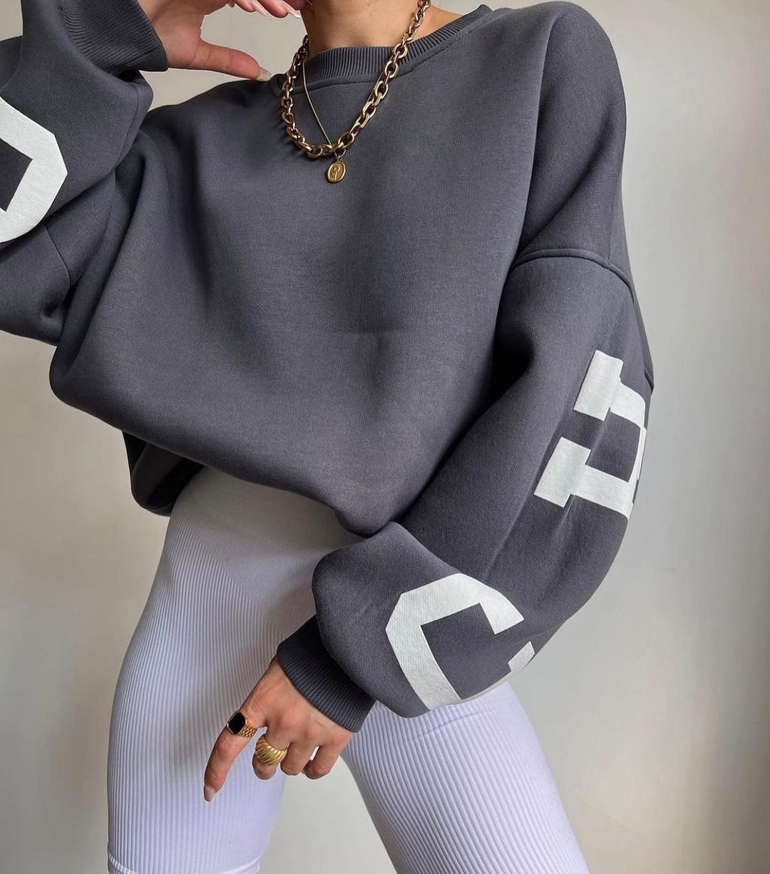 Damen Oversize Sweatshirt mit modischen Schriftzügen WW