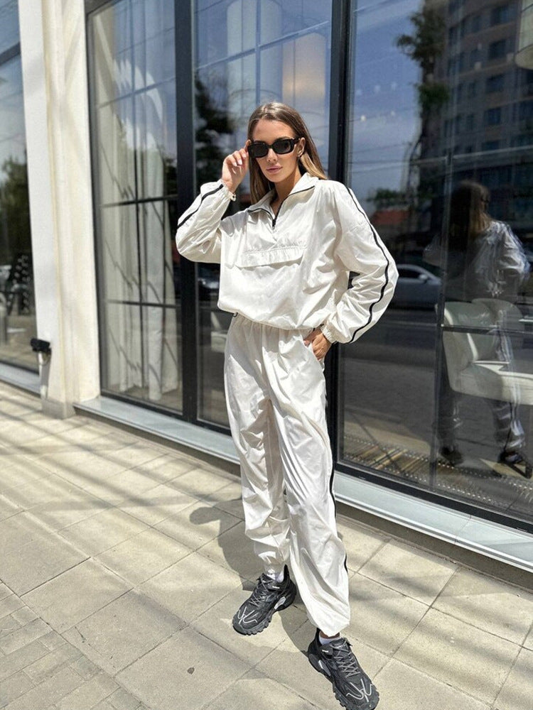 Damen Sportliches Set aus leichtem Material mit Reißverschluss WW