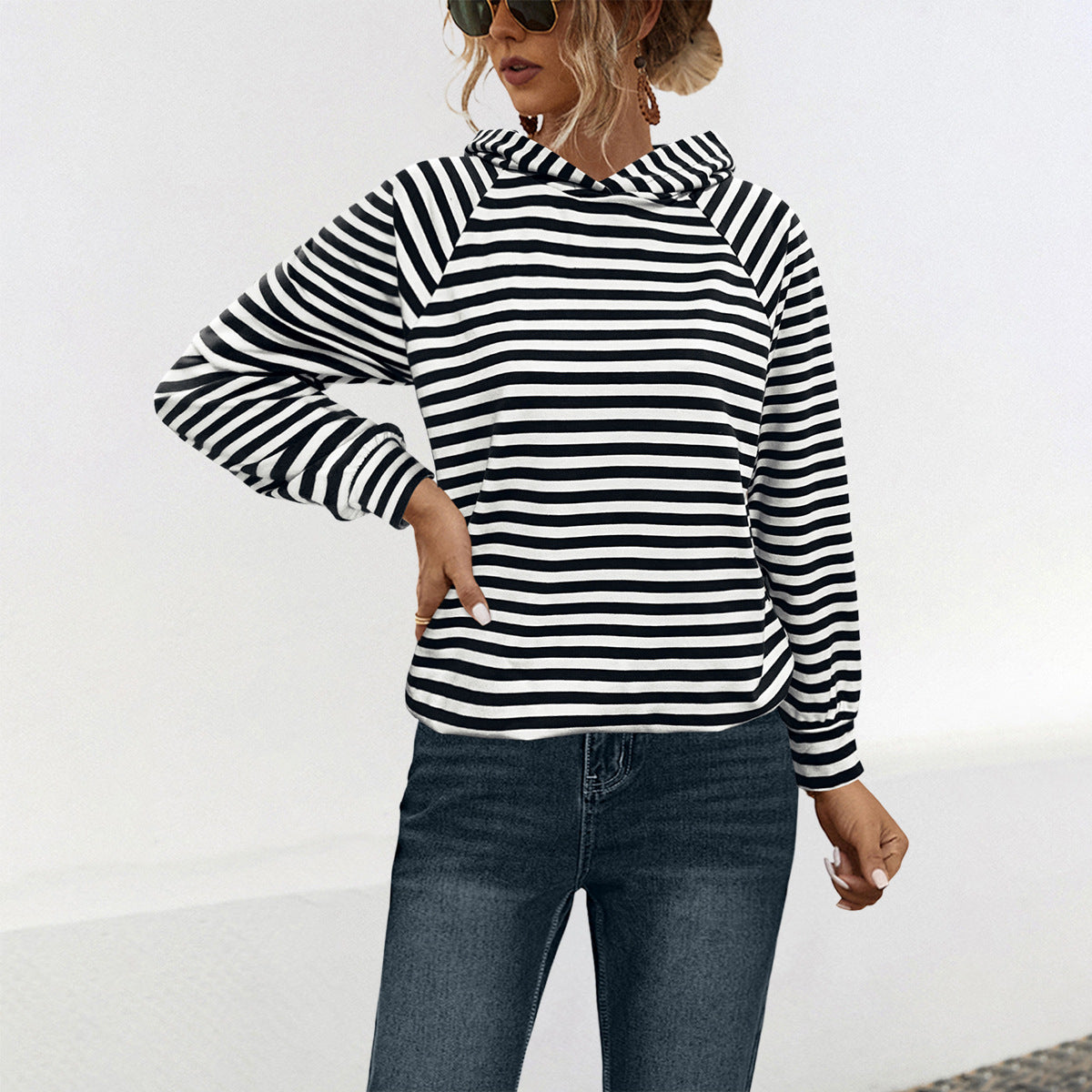 Damen Kapuzensweatshirt mit gestreiftem Design und modernem Schnitt WW