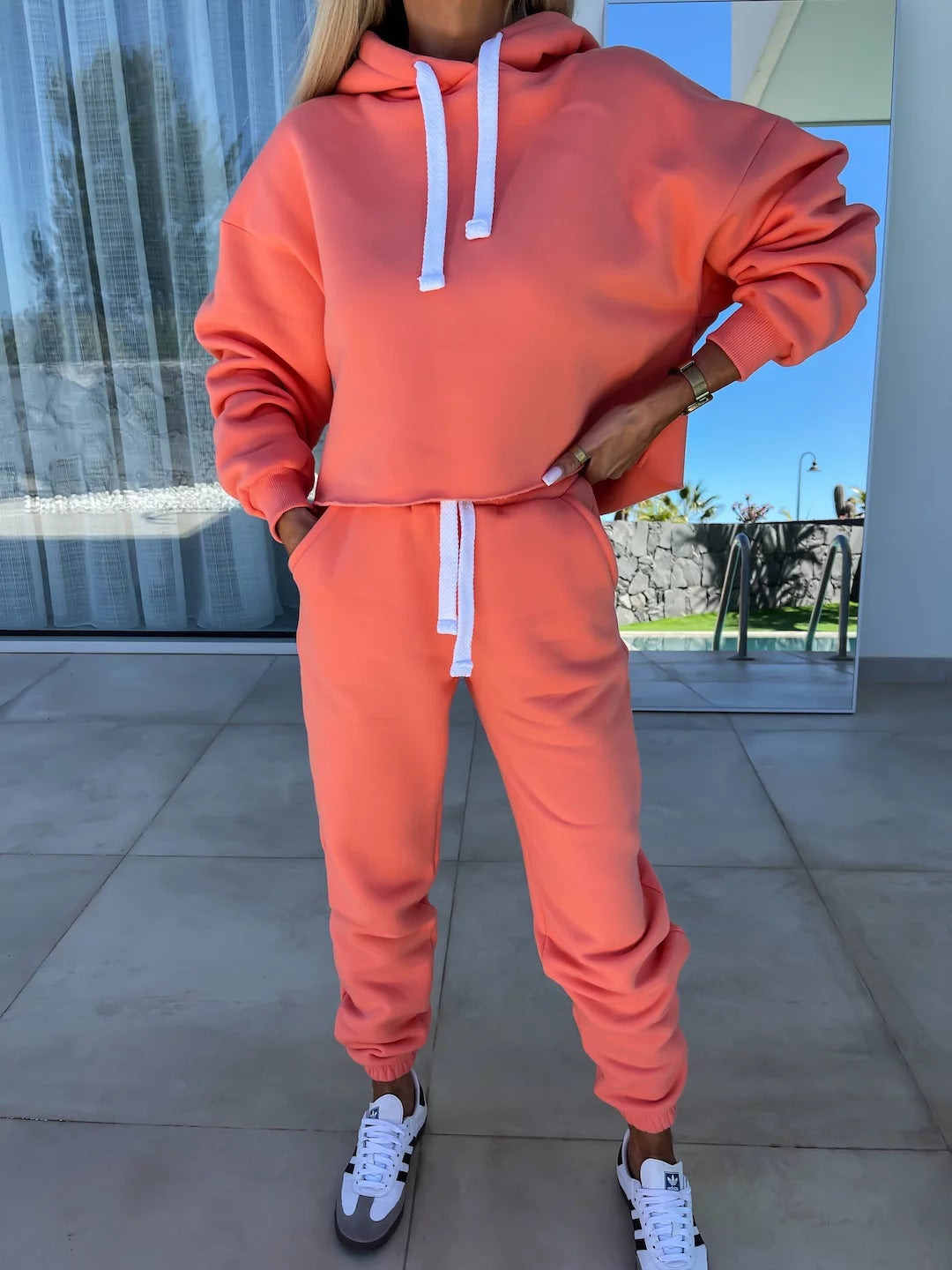 Damen modernes Hoodie-Jogginganzug-Set mit elastischem Bund und Kontrastdetails WW
