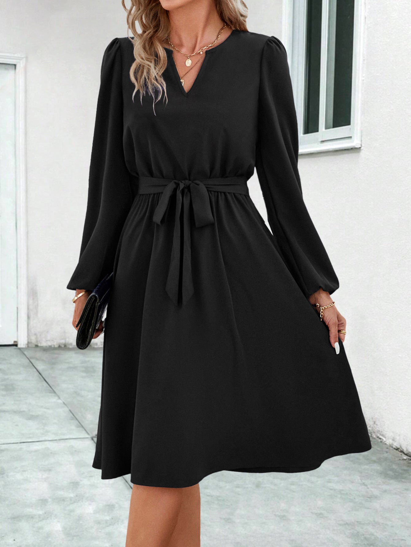 Damen Midi-Kleid mit figurbetontem Taillengürtel und elegantem V-Ausschnitt WW