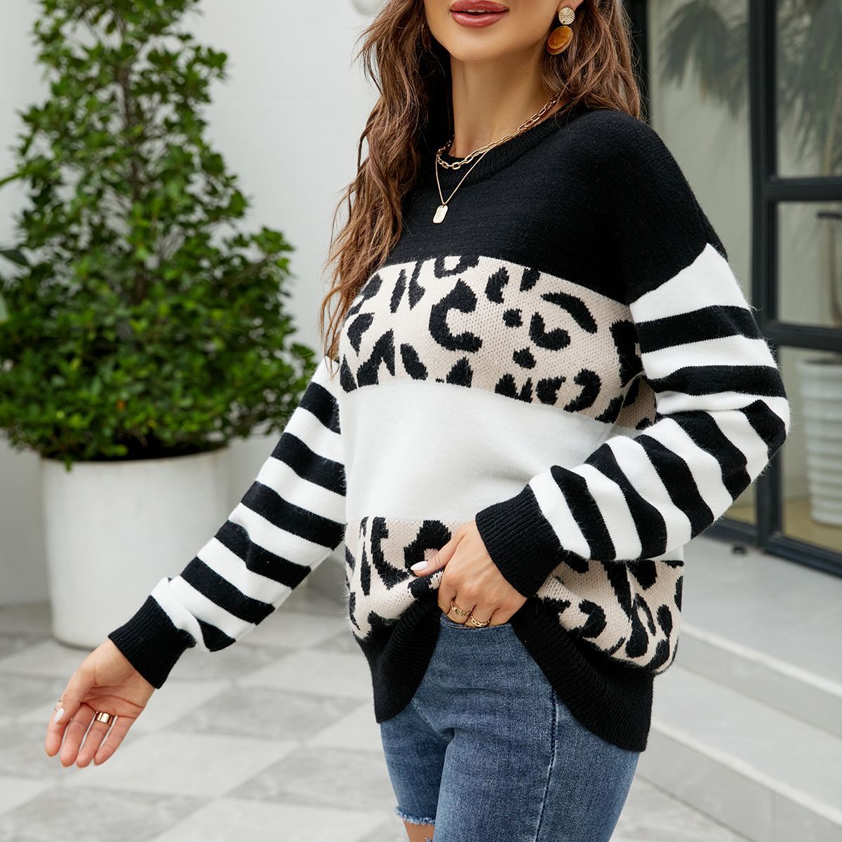 Damen modischer Pullover mit auffälligem Leopardenmuster und gestreiften Ärmeln WW
