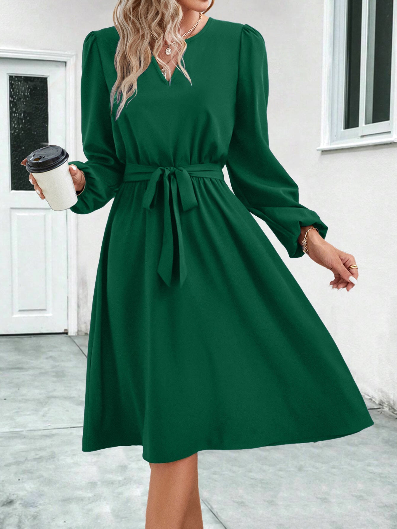 Damen Midi-Kleid mit figurbetontem Taillengürtel und elegantem V-Ausschnitt WW