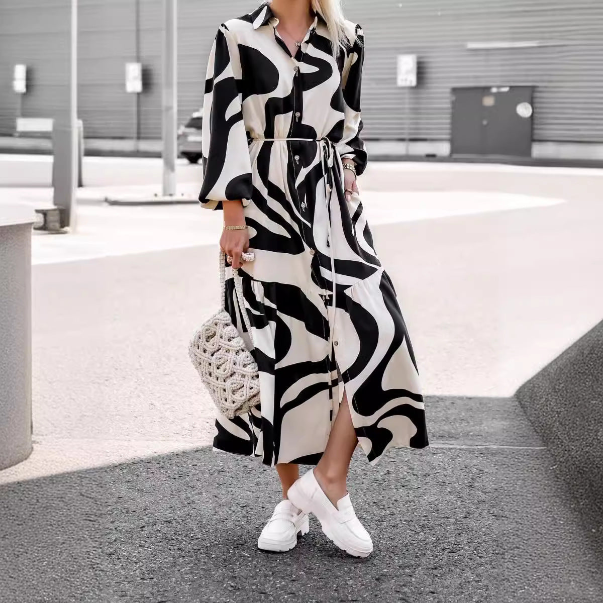 Damen Maxikleid mit modernem Muster und praktischem Taillengürtel WW