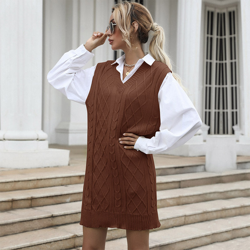 Damen Strickkleid mit modernem Zopfmuster und elegantem V-Ausschnitt WW