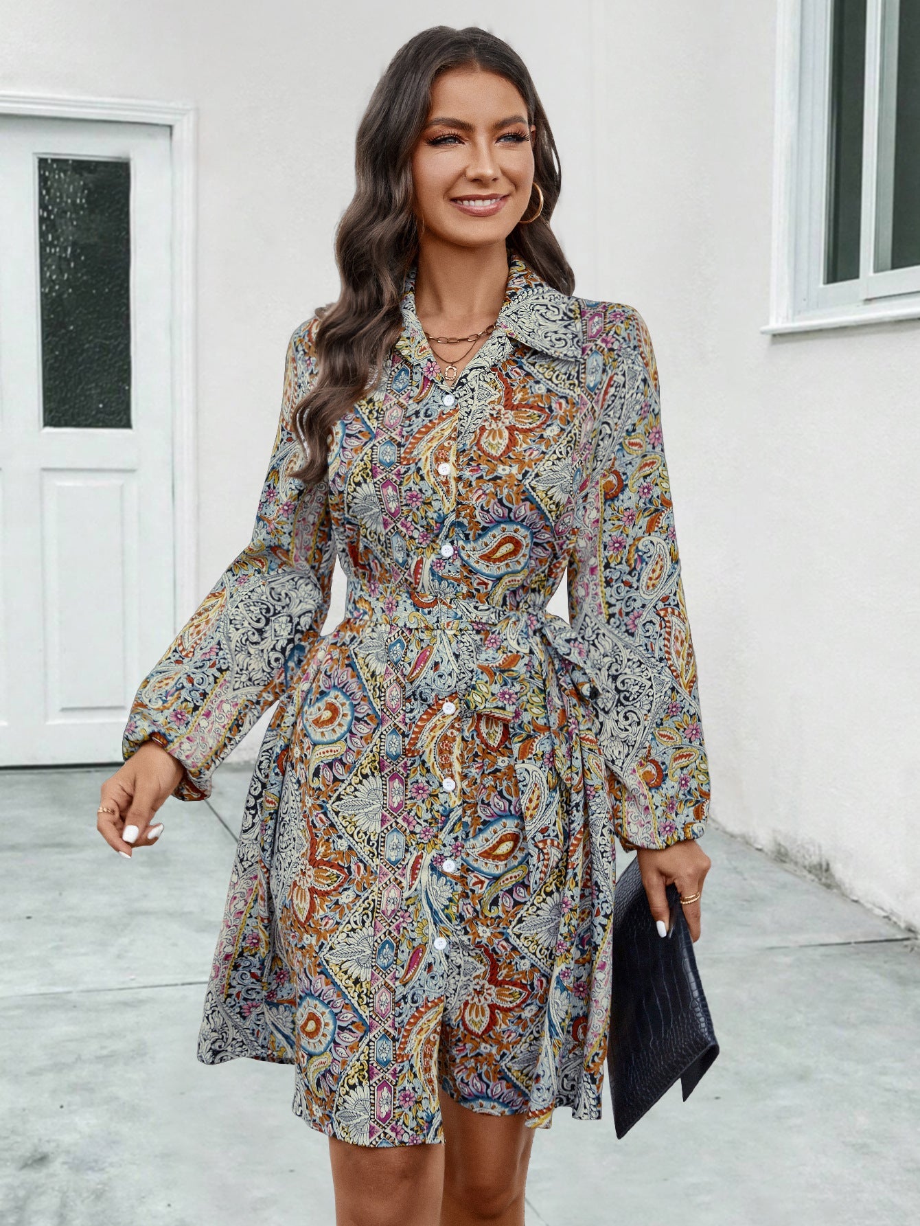 Damen Hemdblusenkleid im exklusiven Boho-Style mit Taillengürtel und farbenfrohem Muster WW