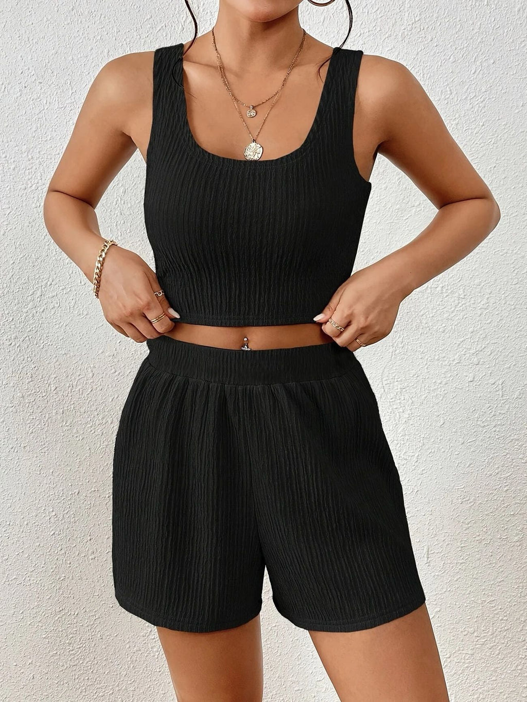 Damen sportliches Set aus leichtem Material mit cropped Oberteil und Shorts WW