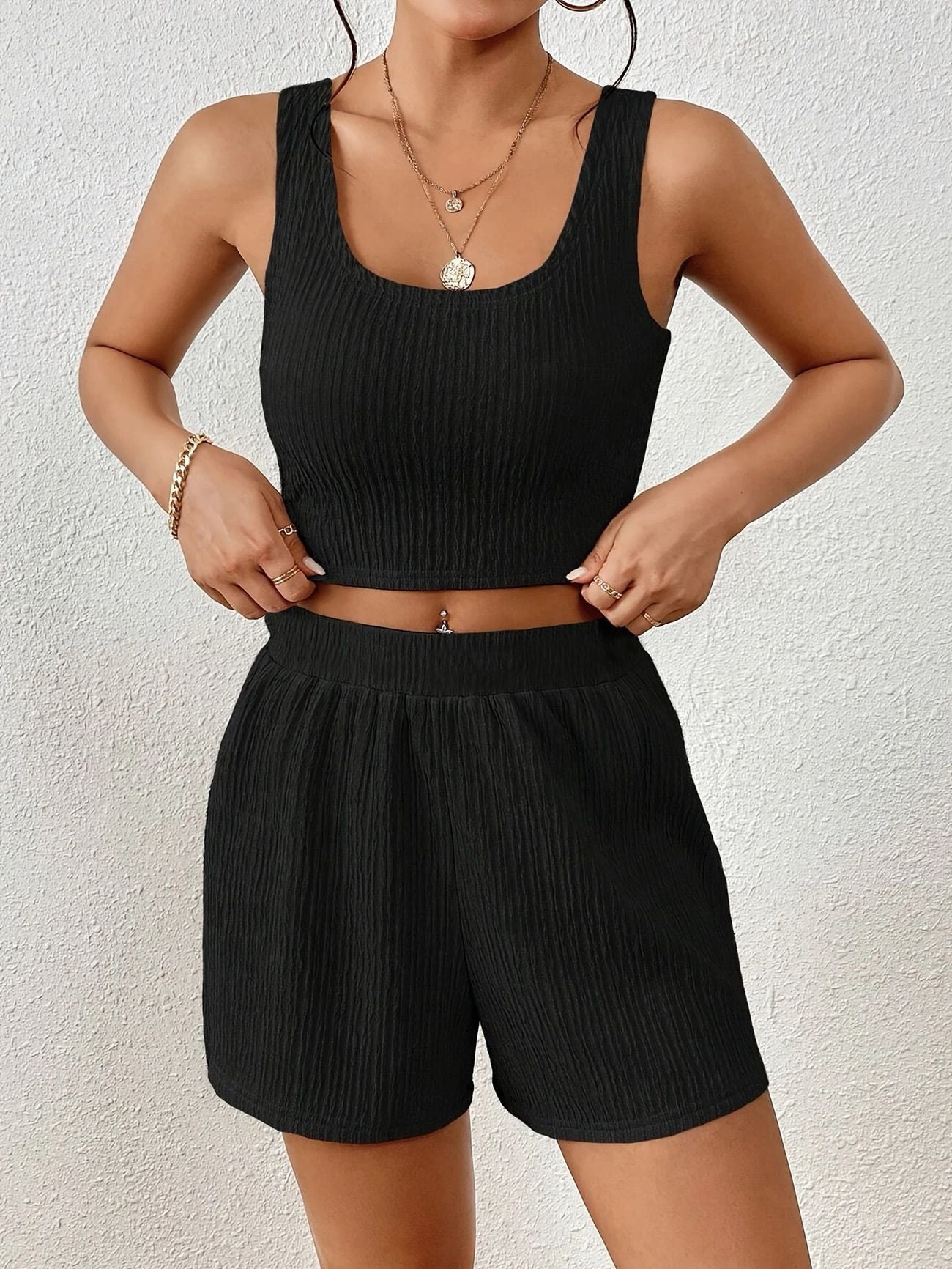 Damen sportliches Set aus leichtem Material mit cropped Oberteil und Shorts WW