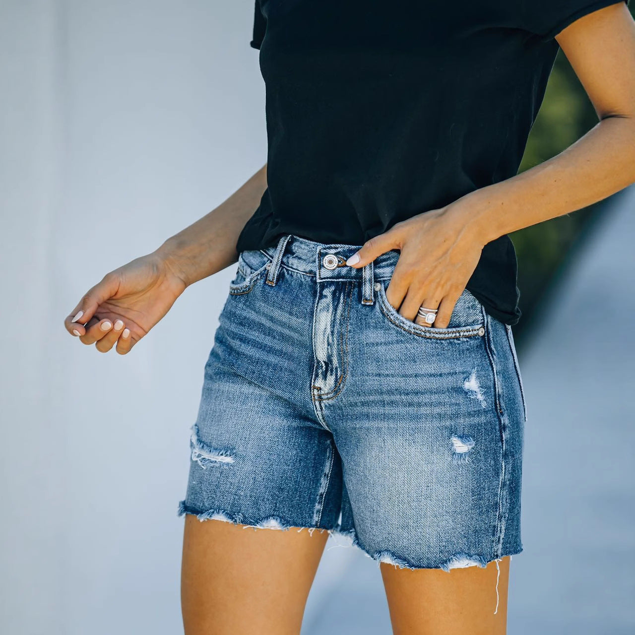 Damen modische Denim-Shorts im Used-Look mitFransenabschluss WW