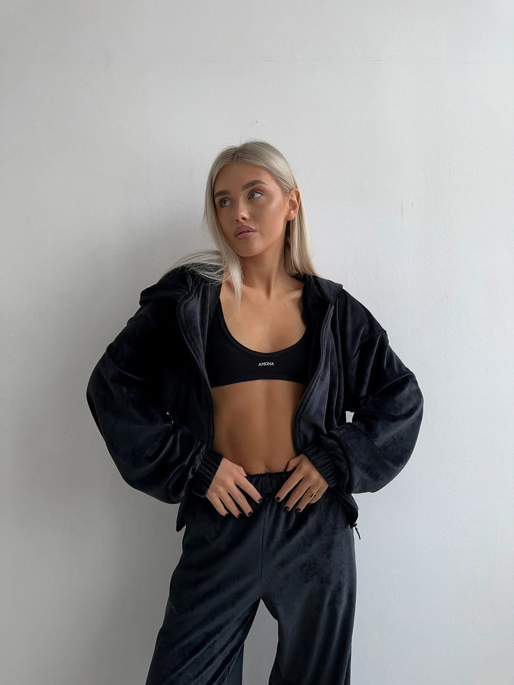 Damen sportliches Velours-Loungewear-Set mit praktischer Kapuze und elastischen Bündchen WW