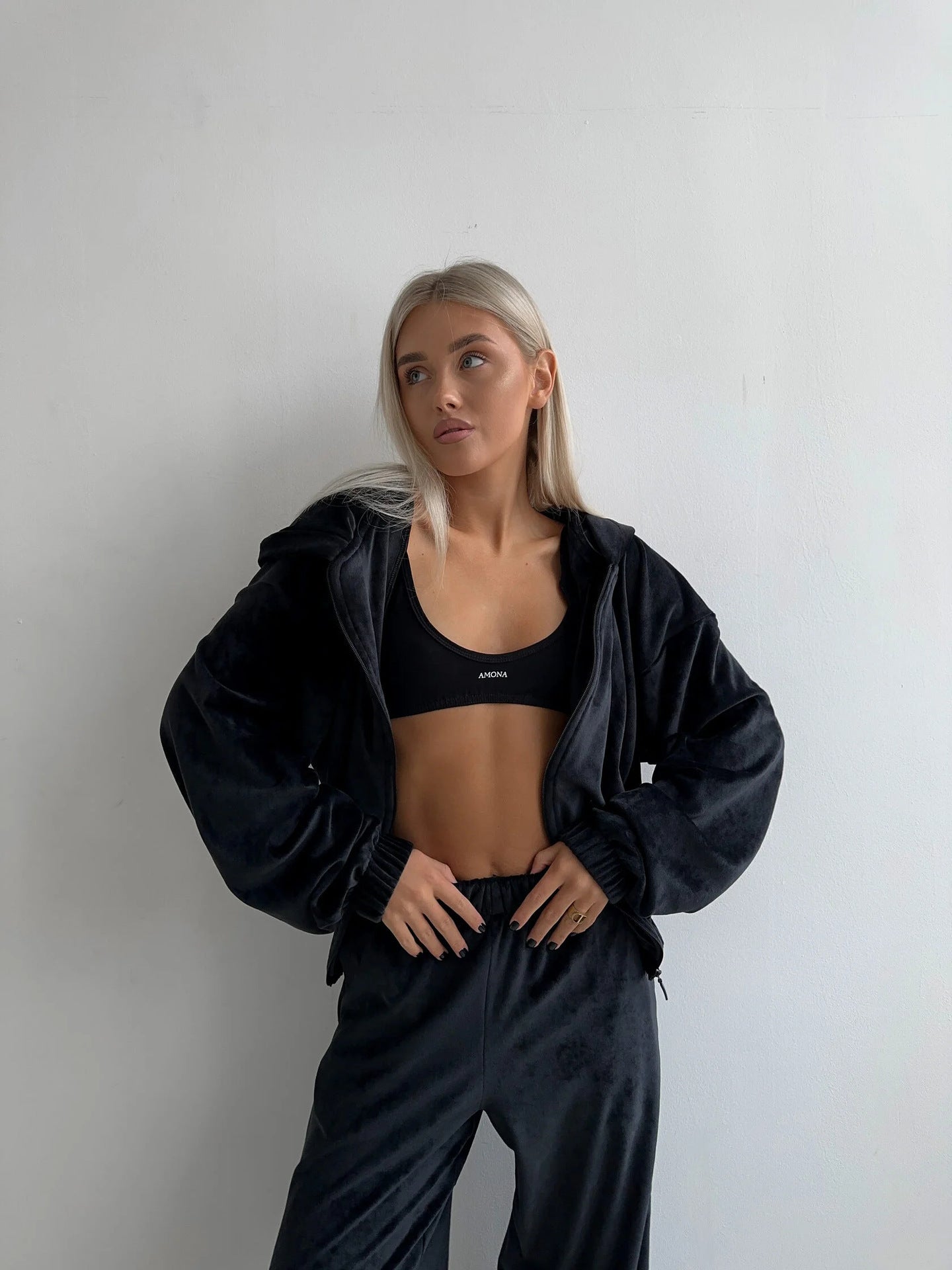Damen sportliches Velours-Loungewear-Set mit praktischer Kapuze und elastischen Bündchen WW
