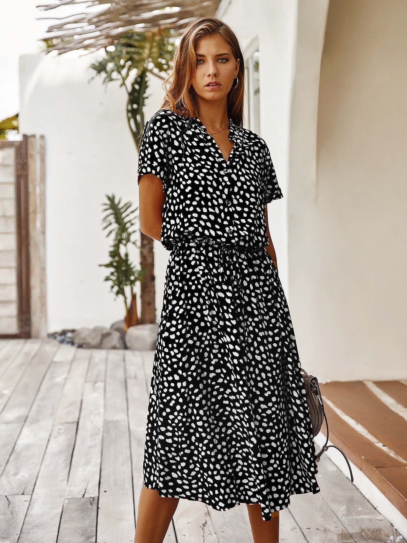 Damen Kurzarmkleid mit modernen Punkten und Taillenzug WW
