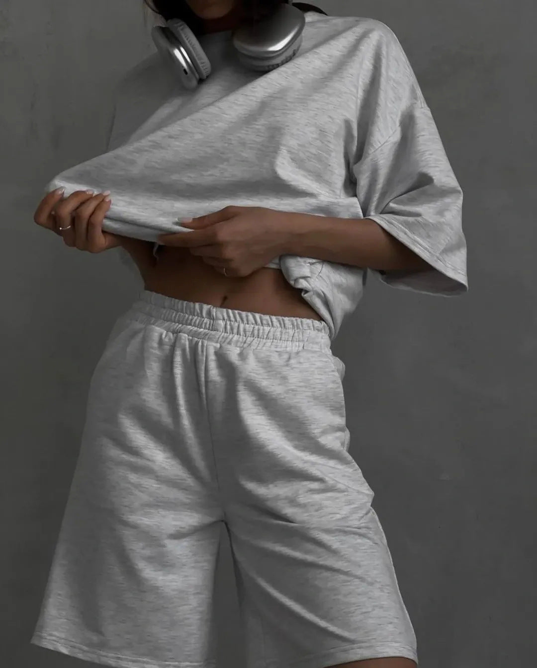 Damen sportliches Set aus lässigem T-Shirt und bequemen Shorts WW