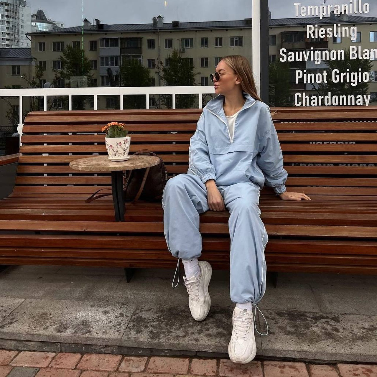 Damen sportliches Windbreaker-Set mit funktionalem Halbreißverschluss und seitlichen Kontraststreifen WW