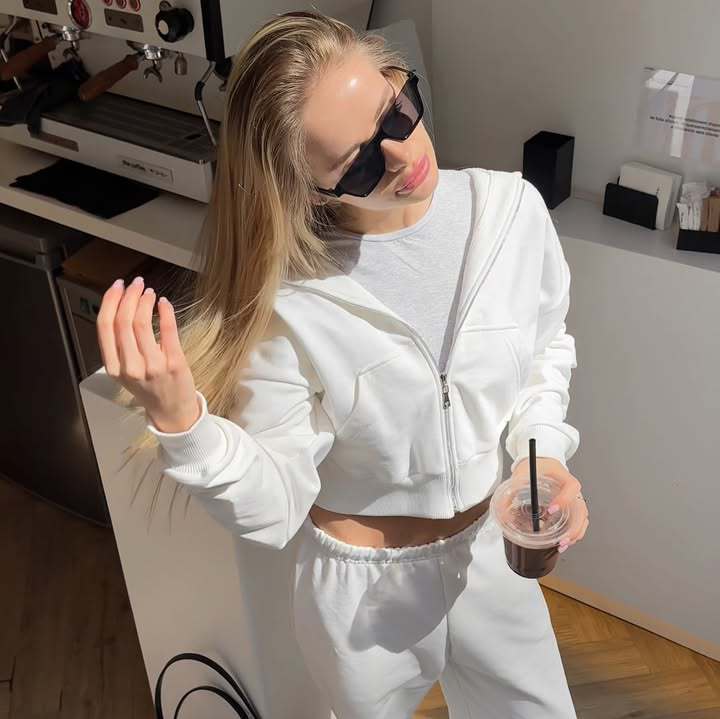 Damen stylish cropped Kapuzenjacke mit praktischen Taschen und bequemer Jogginghose WW