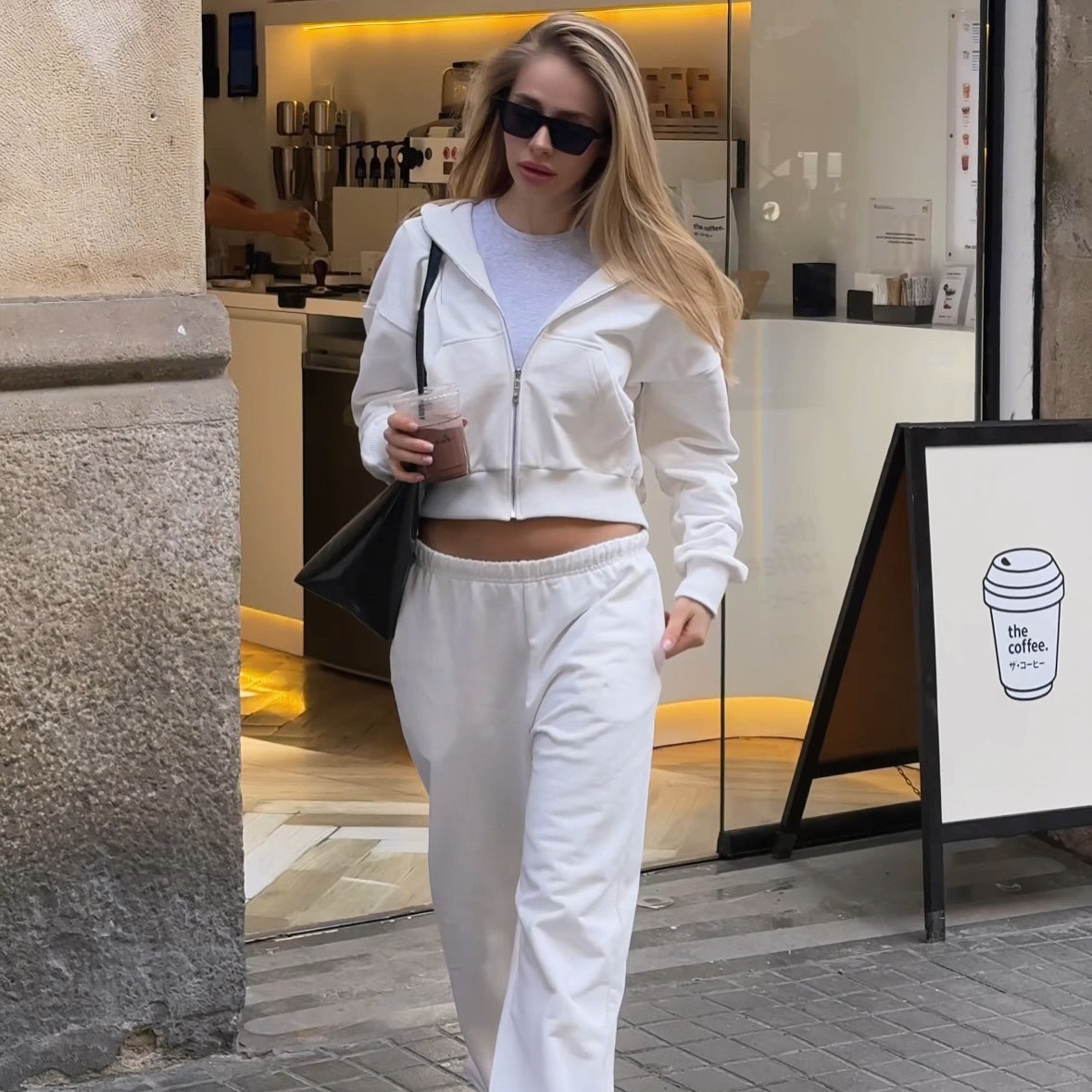 Damen stylish cropped Kapuzenjacke mit praktischen Taschen und bequemer Jogginghose WW