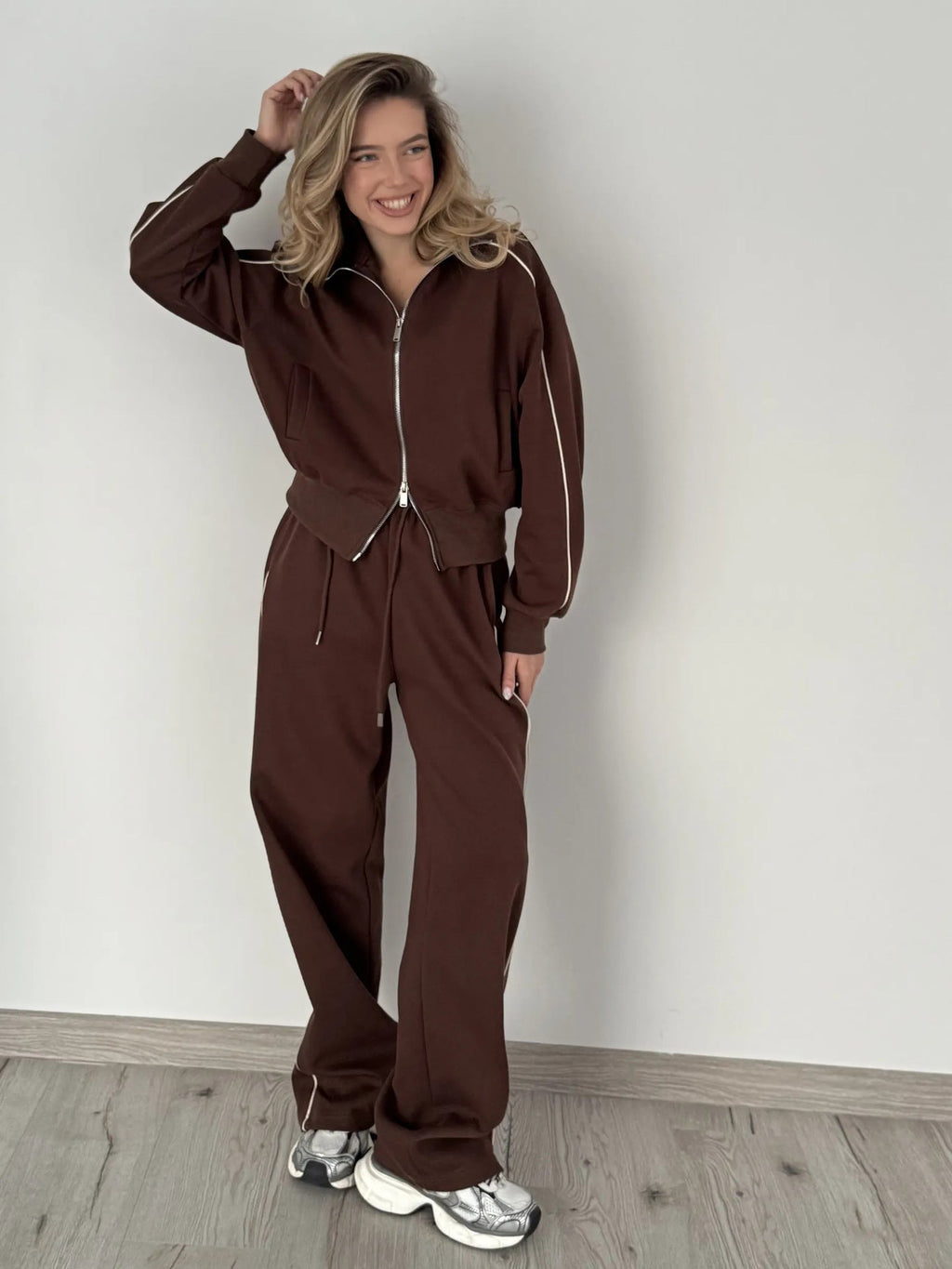 Damen sportliches Fleece-Set mit praktischen Reißverschlusstaschen und elegantem Schnitt WW