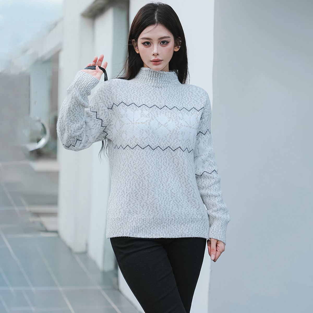 Damen kuscheliger Pullover mit hochgelegtem Kragen und winterlichem Motiv WW