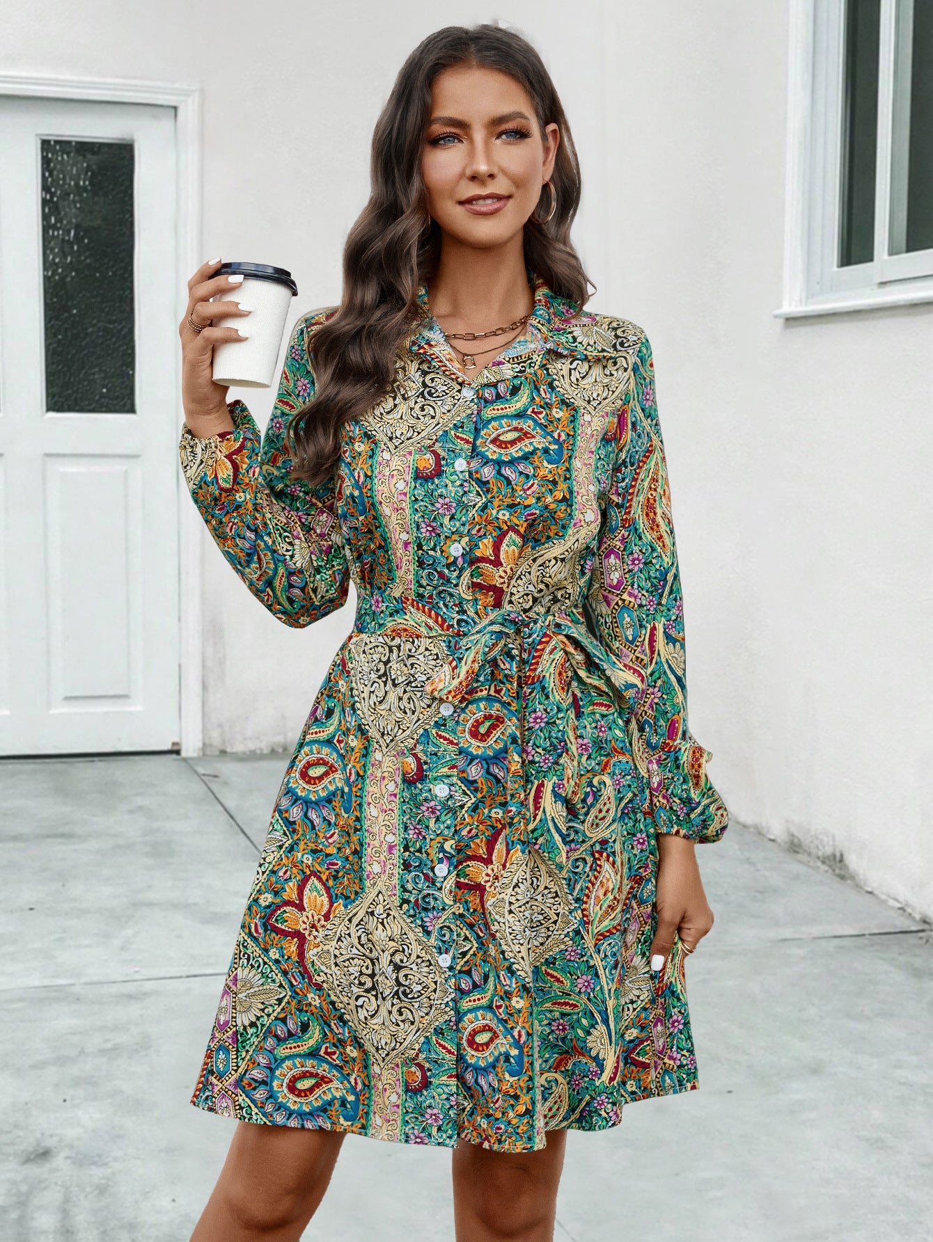 Damen Hemdblusenkleid im exklusiven Boho-Style mit Taillengürtel und farbenfrohem Muster WW