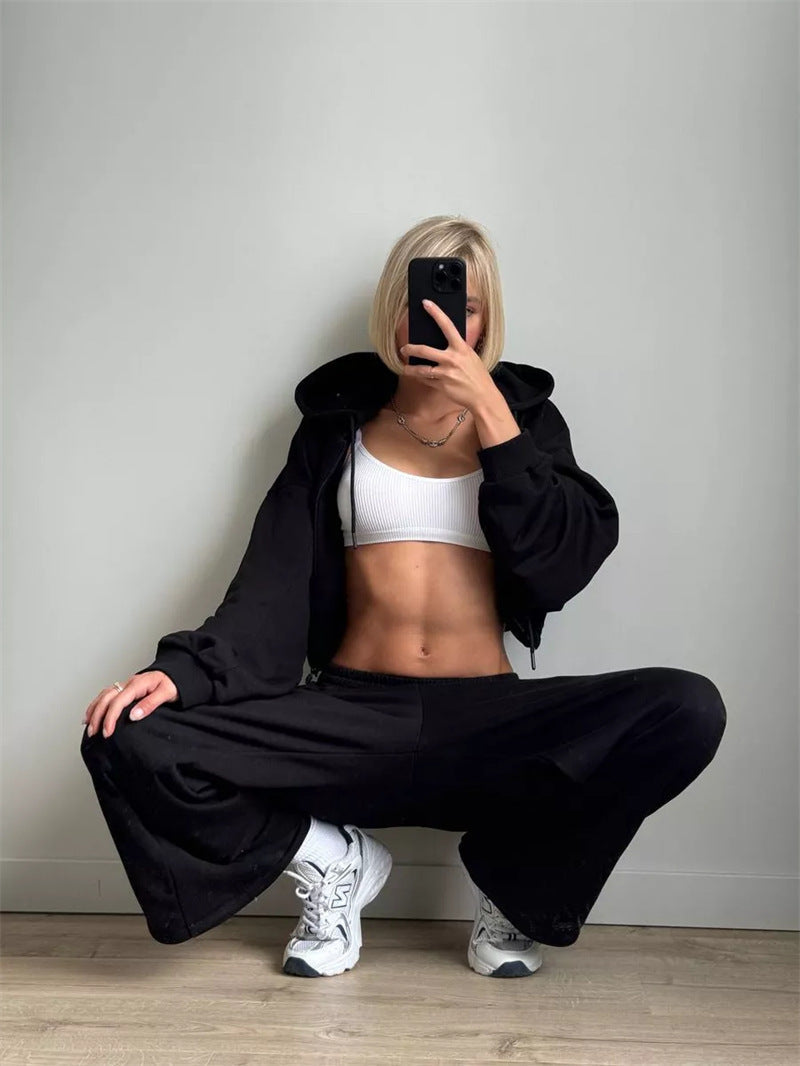 Damen lässiges Sportoutfit mit cropped Kapuzenjacke und weiter Hose WW