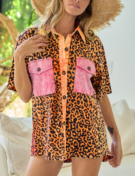 Damen Oversized Kurzarm-Hemd mit Animal-Print und kontrastierenden Taschen WW