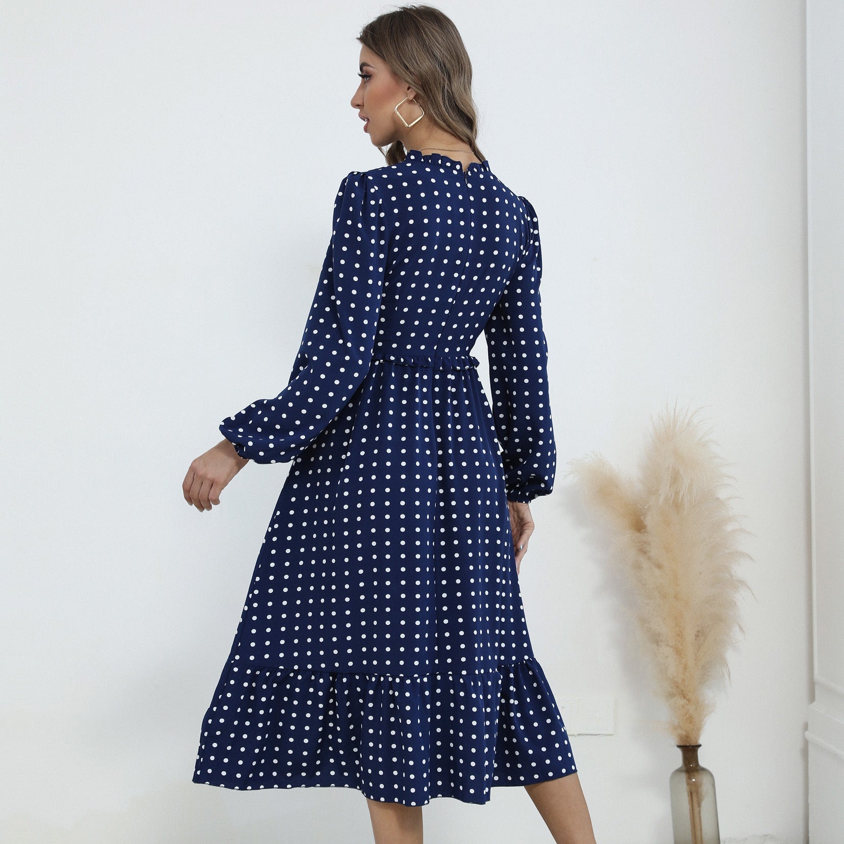 Damen Midi-Kleid mit elegantem Puffärmel und verspieltem Rüschensaum WW