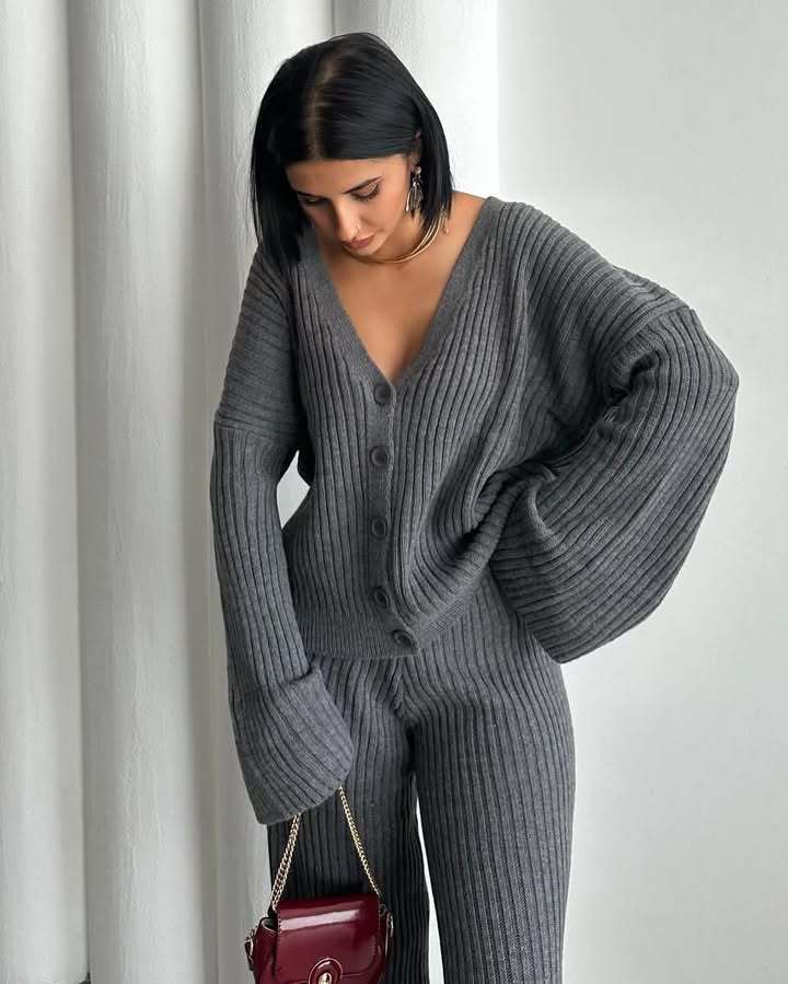 Damen Strickanzug mit lässigem Schnitt und hochwertiger Rippenstruktur WW